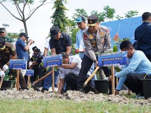 Aksi Buruh Tanam Pohon dalam Peringatan May Day 2025 di Riau Aksi Buruh Tanam Pohon dalam Peringatan May Day 2025 di Riau