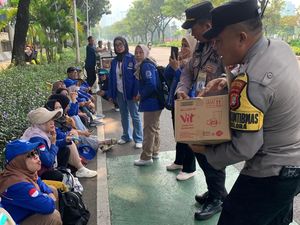 Polisi Bagikan 500 Dus Air Mineral dan Permen untuk Massa Buruh di DPR Polisi Bagikan 500 Dus Air Mineral dan Permen untuk Massa Buruh di DPR