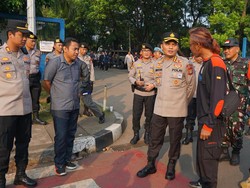 May Day, Massa Buruh Cikarang Bergerak ke Monas Dikawal Polisi