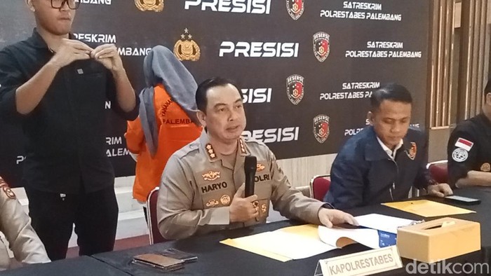 Polisi tangkap penipu loker BUMN di Palembang yang sudah dilaporkan 11 kali. Polisi tangkap penipu loker BUMN di Palembang yang sudah dilaporkan 11 kali.