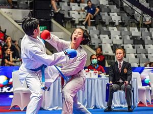 Bangga! Polwan Polda Riau Raih Medali Emas Kejuaraan Karate di Malaysia