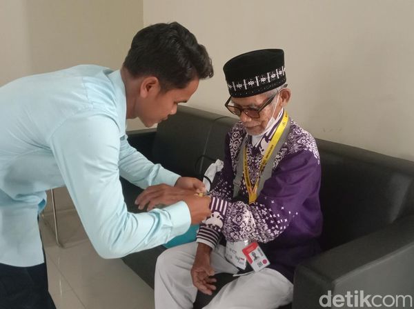 Potret Kedatangan Kloter Pertama Calhaj Jabar di Embarkasi Kertajati