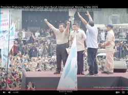 Momen Unik Prabowo Lepas Baju Safari dan Memberikannya ke Buruh