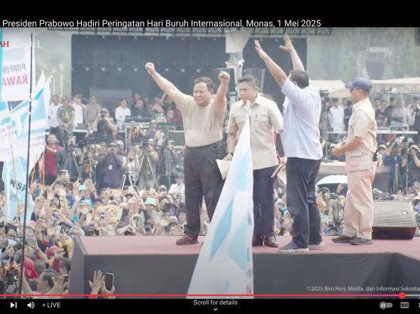 Momen Heboh Prabowo Kaosan Usai Lepas Baju Safari saat May Day
