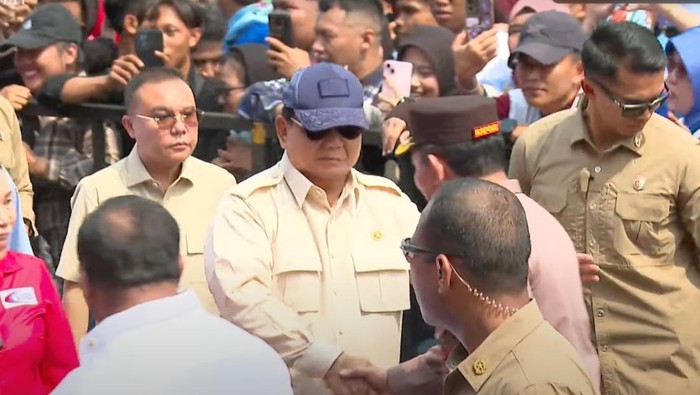 Prabowo didampingi oleh Kapolri Jenderal Listyo Sigit Prabowo dikala datang di area program dan menyapa buruh. Presiden Prabowo didampingi oleh Kapolri Jenderal Listyo Sigit Prabowo dikala datang di area program dan menyapa buruh. Hari Buruh