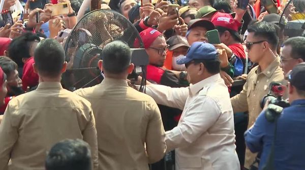 Potret Prabowo Naik Turun Panggung untuk Salami Buruh di Monas