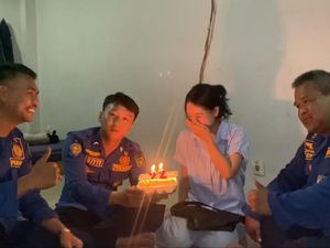 Baru Putus, Wanita Ini Minta Petugas Damkar Rayakan Ultahnya Baru Putus, Wanita Ini Minta Petugas Damkar Rayakan Ultahnya