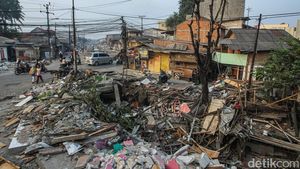 Ratusan Bangli di Jalur Air Bekasi Akhirnya Rata dengan Tanah