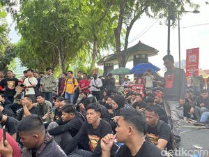 Ratusan Massa Peringati Hari Buruh di DPRD Sumut, Jalan Imam Bonjol Ditutup Ratusan Massa Peringati Hari Buruh di DPRD Sumut, Jalan Imam Bonjol Ditutup