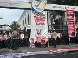 Buruh Bawa Replika Kepala Babi Saat Demo di DPRD Sumut