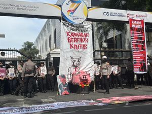 Buruh Bawa Replika Kepala Babi Saat Demo di DPRD Sumut Buruh Bawa Replika Kepala Babi Saat Demo di DPRD Sumut