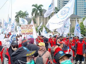 Ribuan Massa Buruh Gelar Aksi di Patung Kuda, Diwarnai Poster Tuntutan