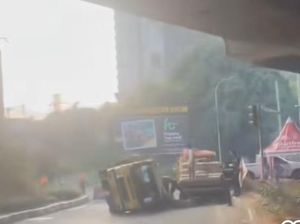 Truk Pengangkut Semen di Bogor Terguling Usai Hindari Kendaraan Lain