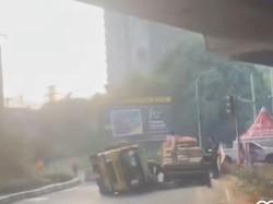 Truk Pengangkut Semen di Bogor Terguling Usai Hindari Kendaraan Lain