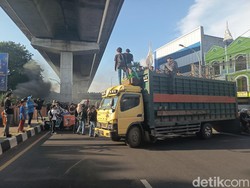 Massa Makin Ramai, Jalan Flyover ke Pettarani Makassar Kini Tertutup Total