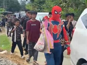 Aksi Kocak Pria Berkostum Spiderman Pikul Seserahan Pengantin di Polman Aksi Kocak Pria Berkostum Spiderman Pikul Seserahan Pengantin di Polman