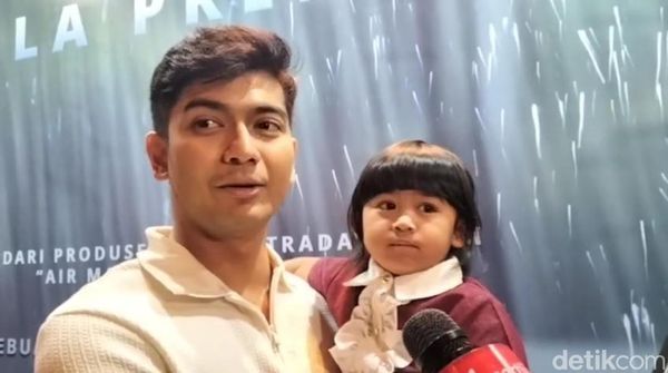 Moana Anteng Banget Temani Teuku Ryan Datang ke Acara Film