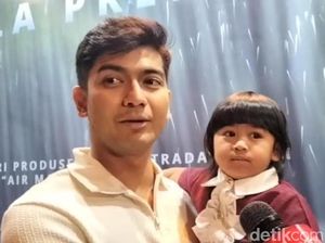 Moana Anteng Banget Temani Teuku Ryan Datang ke Acara Film