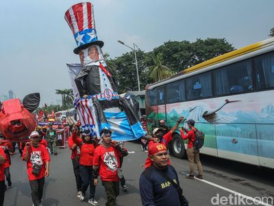 Trump dan Kepala Babi Jadi Sorotan di Aksi Hari Buruh Jakarta