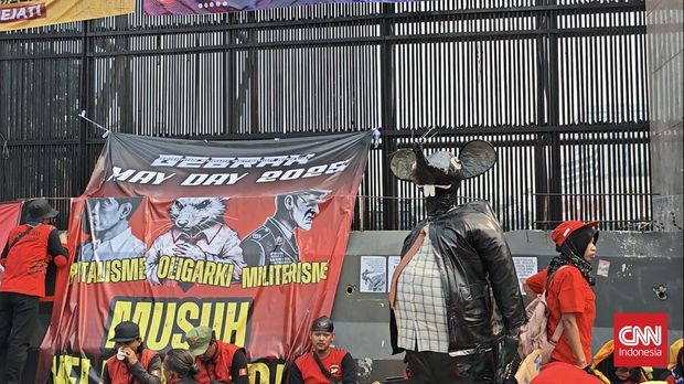Ribuan massa menyuarakan tuntutan mereka dalam aksi May Day 2025 di depan Gedung DPR RI, Jakarta, Kamis (1/5). Selain membawa poster berisi tuntutan, massa juga membawa sejumlah instalasi, mulai dari ogoh-ogoh Presiden Amerika Serikat (AS) Donald Trump, kepala babi, hingga patung manusia berkepala tikus.