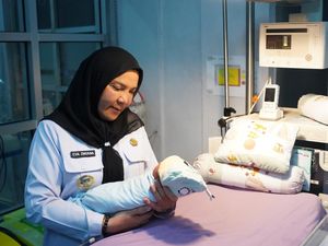 Bayi Laki-Laki Ditemukan Terlantar, Walkot Eva Dwiana Gendong dan Beri Nama Bayi Laki-Laki Ditemukan Terlantar, Walkot Eva Dwiana Gendong dan Beri Nama