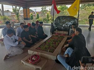 Wamendagri Bima Arya Ziarah Makam Bung Karno-Bahas Potensi Kota Blitar Wamendagri Bima Arya Ziarah Makam Bung Karno-Bahas Potensi Kota Blitar