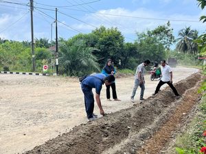 Warga di Seluma Perbaiki Jalan Rusak Secara Swadaya