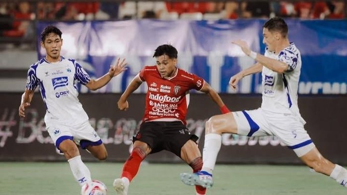 Winger muda Bali United, Rahmat Arjuna Rezki (jersey merah), diapit dua pemain belakang PSIS Semarang dalam pertarungan pekan ke-31 Liga 1 2024/2025 di Stadion Kapten I Wayan Dipta, Kamis (1/5/2025) malam. (Dok. Bali United) Dua Gol Bunuh Diri