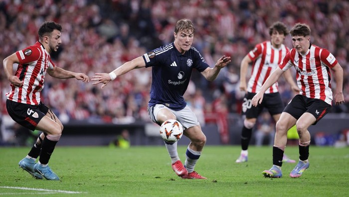 2212336705 BILBAO, SPAIN - May 1:Rasmus Hojlund of Manchester United controls the ball during the UEFA Europa League 2024/25 semifinal first Leg match between Athletic Club and Manchester United at San Mames Stadium on May 1,2025 in Bilbao Spain. (Photo by Guillermo Martinez/Anadolu via Getty Images)