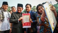 371 Warga Jakarta Terima Ijazah Tertahan di Hari Pendidikan Nasional