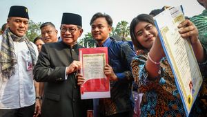 371 Warga Jakarta Terima Ijazah Tertahan di Hari Pendidikan Nasional