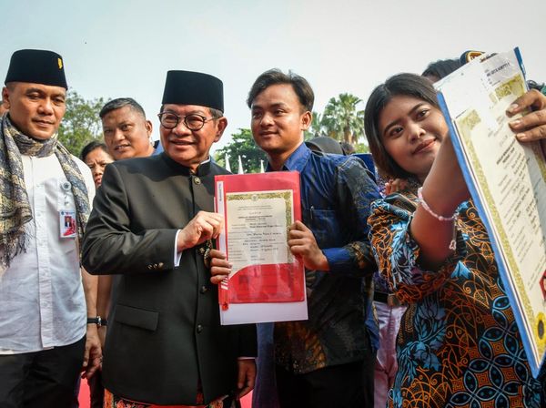 371 Warga Jakarta Terima Ijazah Tertahan di Hari Pendidikan Nasional
