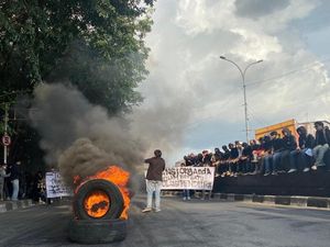 Jalan Urip Sumoharjo Makassar Macet Parah Imbas Demo Hardiknas Jalan Urip Sumoharjo Makassar Macet Parah Imbas Demo Hardiknas