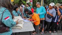 Aksi Mahasiswa Gelar Bazar Beras Murah Peringati Hardiknas