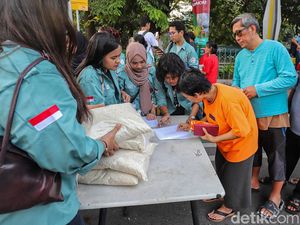 Aksi Mahasiswa Gelar Bazar Beras Murah Peringati Hardiknas Aksi Mahasiswa Gelar Bazar Beras Murah Peringati Hardiknas