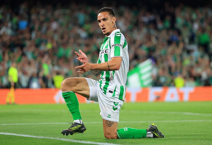 Antony SEVILLE, SPAIN - MAY 01: Antony of Real Betis celebrates scoring his teams second goal during the UEFA Conference League 2024/25 Semi Final First Leg match between Real Betis Balompie and ACF Fiorentina at Estadio Benito Villamarin on May 01, 2025 in Seville, Spain. (Photo by Fran Santiago - UEFA/UEFA via Getty Images)