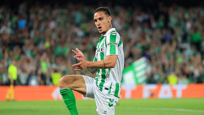 SEVILLE, SPAIN - MAY 01: Antony of Real Betis celebrates scoring his teams second goal during the UEFA Conference League 2024/25 Semi Final First Leg match between Real Betis Balompie and ACF Fiorentina at Estadio Benito Villamarin on May 01, 2025 in Seville, Spain. (Photo by Fran Santiago - UEFA/UEFA via Getty Images)