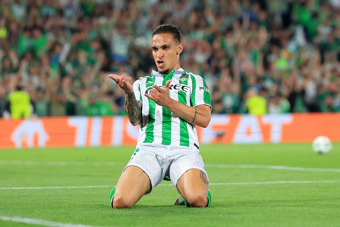 SEVILLE, SPAIN - MAY 01: Antony of Real Betis celebrates scoring his teams second goal during the UEFA Conference League 2024/25 Semi Final First Leg match between Real Betis Balompie and ACF Fiorentina at Estadio Benito Villamarin on May 01, 2025 in Seville, Spain. (Photo by Fran Santiago - UEFA/UEFA via Getty Images)
