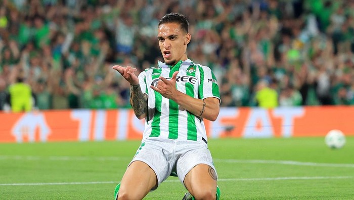 Antony SEVILLE, SPAIN - MAY 01: Antony of Real Betis celebrates scoring his teams second goal during the UEFA Conference League 2024/25 Semi Final First Leg match between Real Betis Balompie and ACF Fiorentina at Estadio Benito Villamarin on May 01, 2025 in Seville, Spain. (Photo by Fran Santiago - UEFA/UEFA via Getty Images)