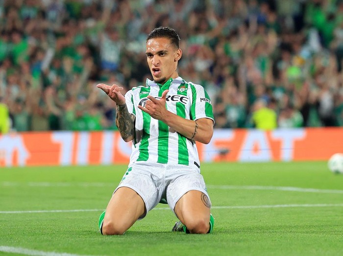 SEVILLE, SPAIN - MAY 01: Antony of Real Betis celebrates scoring his teams second goal during the UEFA Conference League 2024/25 Semi Final First Leg match between Real Betis Balompie and ACF Fiorentina at Estadio Benito Villamarin on May 01, 2025 in Seville, Spain. (Photo by Fran Santiago - UEFA/UEFA via Getty Images)