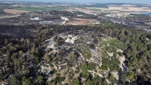 Asap Membumbung di Dekat Biara Latrun Akibat Kebakaran Hutan