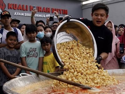 Bobon Santoso Buka Restoran, Ayam Serundeng dan Soto Betawi Jadi Jagoan!
