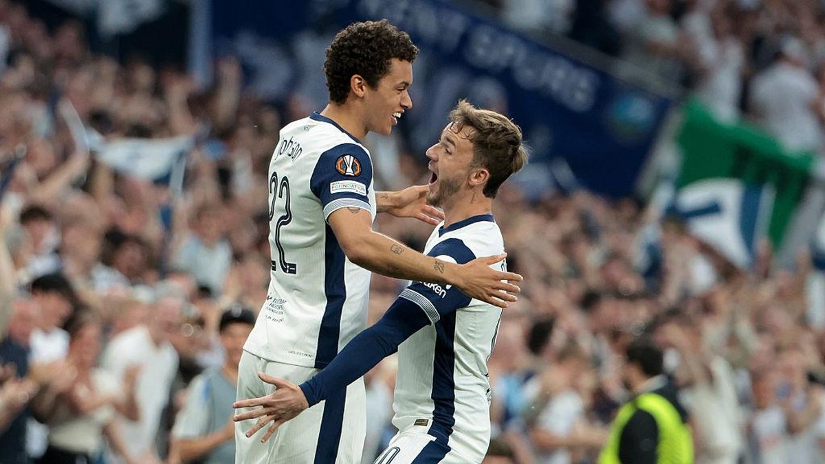 Brennan Johnson (kiri) saat merayakan gol pertama Spurs bersama rekan setimnya, James Maddison. Foto: Getty Images/Jean Catuffe