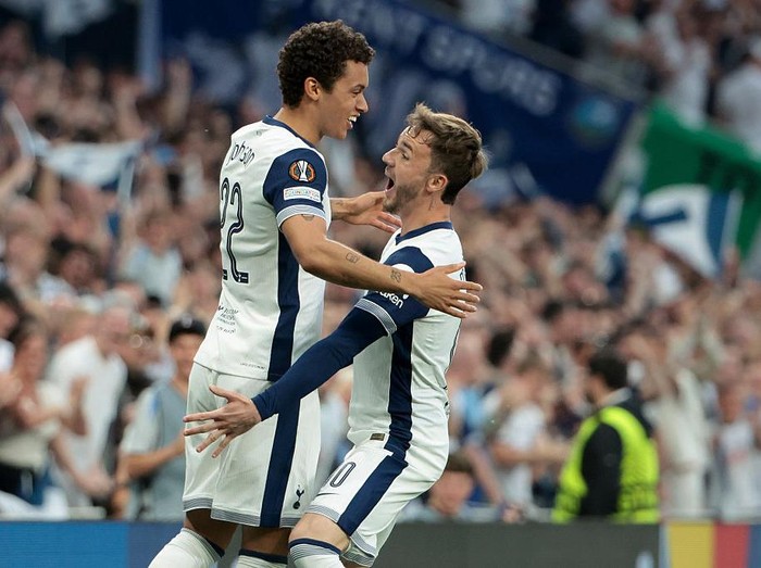 LONDON, ENGLAND - MAY 1: Brennan Johnson of Tottenham celebrates his goal with James Maddison during the UEFA Europa League 2024/25 Quarter Final Second Leg football match between Tottenham Hotspur and FK Bodo/Glimt at Tottenham Hotspur Stadium on May 1, 2025 in London, England. (Photo by Jean Catuffe/Getty Images)
