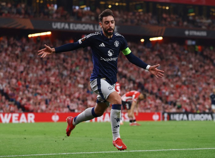 Soccer Football - Europa League - Semi Final - First Leg - Athletic Bilbao v Manchester United - San Mames, Bilbao, Spain - May 1, 2025 Manchester Uniteds Bruno Fernandes celebrates scoring their third goal Action Images via Reuters/Lee Smith