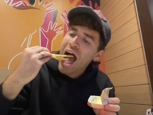 Bule Inggris Cicip Menu McD di Jepang, Ada Burger Nilainya 10/10! Bule Inggris Cicip Menu McD di Jepang, Ada Burger Nilainya 10/10!
