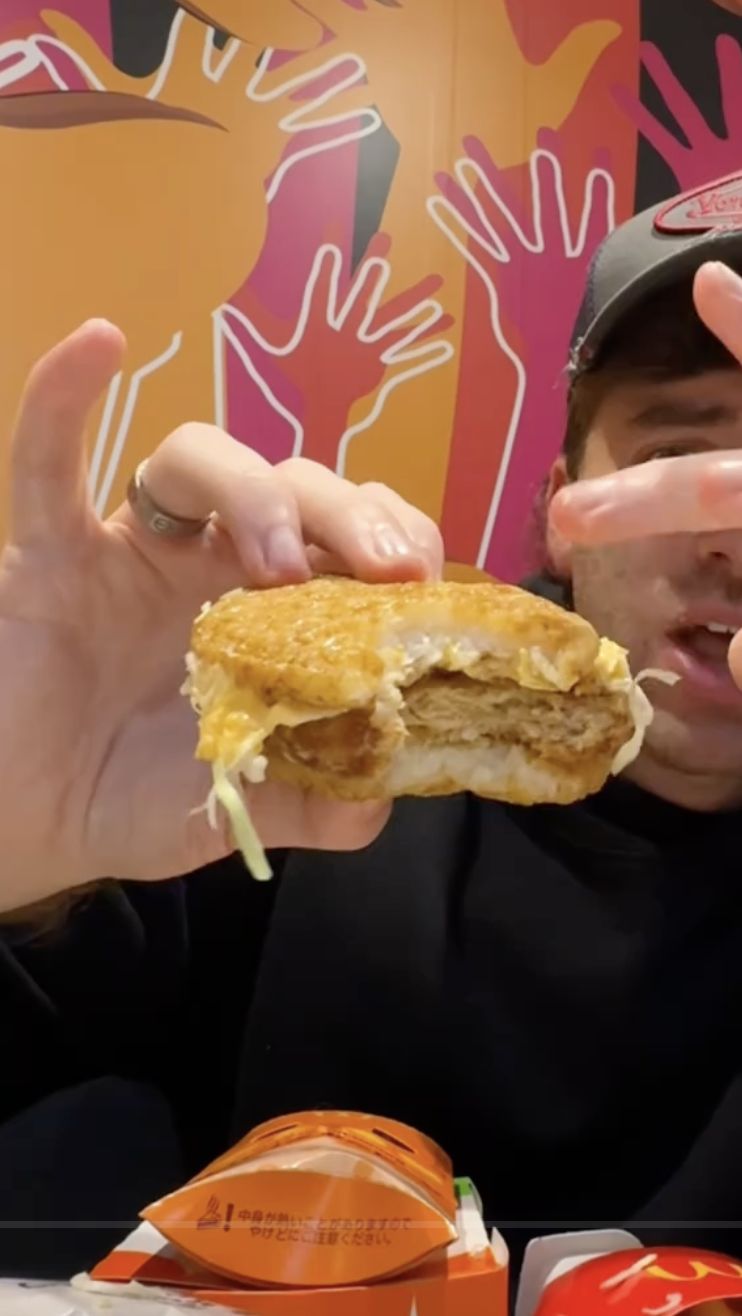 Bule Inggris Cicip Menu Unik McD di Jepang, Ada Burger 10/10!