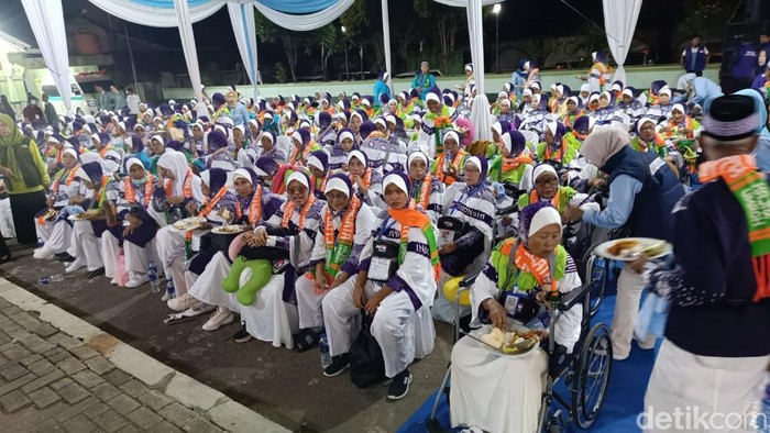 Calon jemaah haji asal Lampung Tengah akan berangkat hari ini. Calon jemaah haji asal Lampung Tengah akan berangkat hari ini. calon jemaah haji