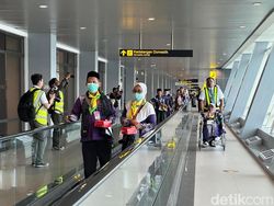 376 Calon Jemaah Haji Kloter Pertama Jatim Berangkat dari Bandara Juanda