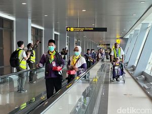 376 Calon Jemaah Haji Kloter Pertama Jatim Berangkat dari Bandara Juanda 376 Calon Jemaah Haji Kloter Pertama Jatim Berangkat dari Bandara Juanda